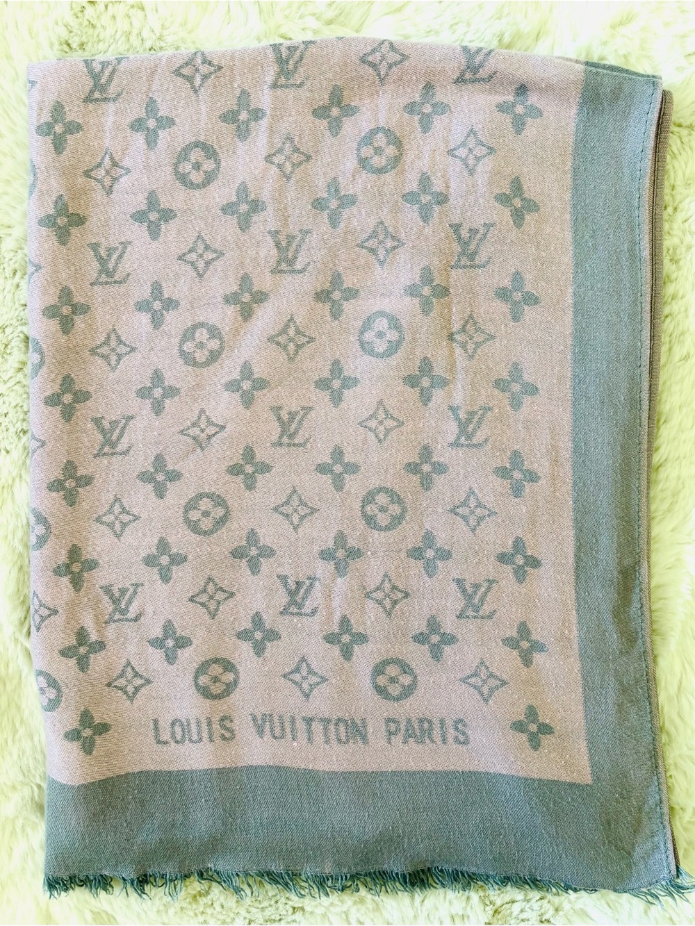 Authentic Louis Vuitton Monogram Shine Stole Scarf in Pink & Gray 100% Wool